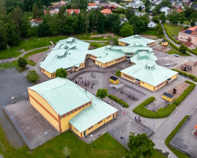 En flybild av en skolbyggnad.