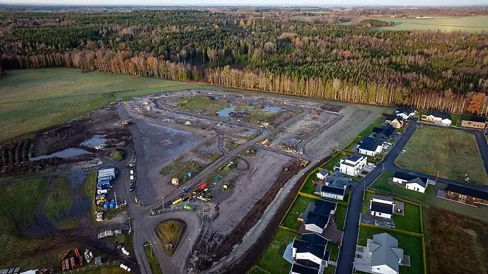 Drönarvy över bostadsområde och gator.