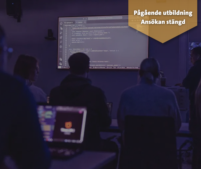 Klassrum med ryggar av elever som som är vända mot en skärm