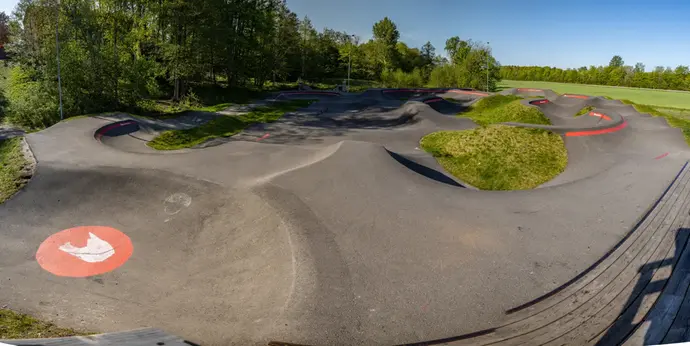 Pumptrackbana i närbild.